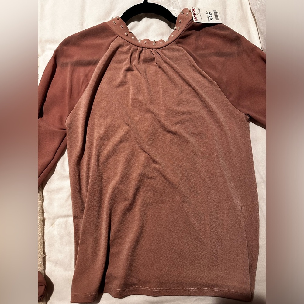 Dusty rose and nice fabric with pearl neck trim. Never worn!😇🩷